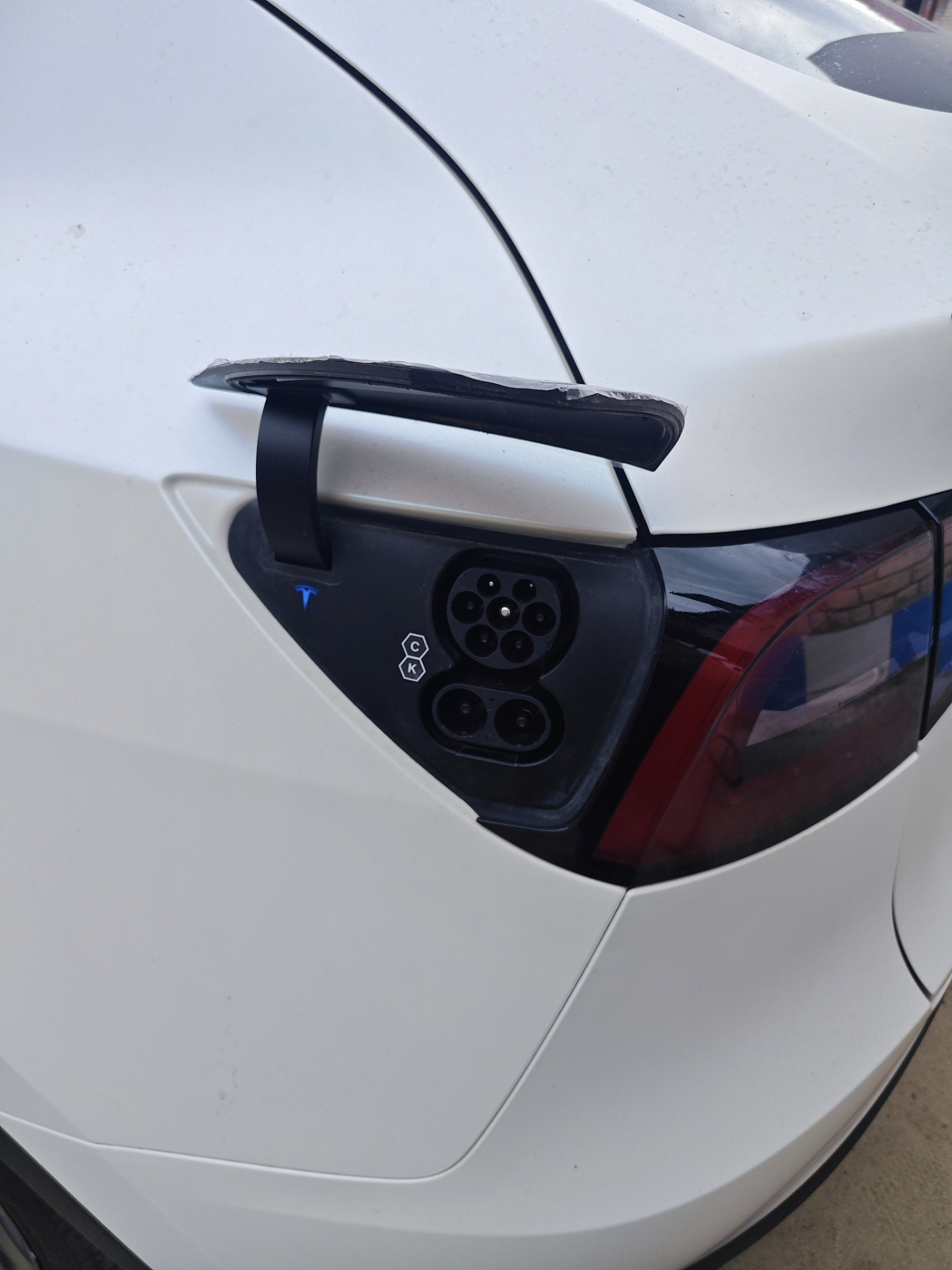 Переделка порта зарядки с USA на EU часть 2 Монтаж — Tesla Model Y ...