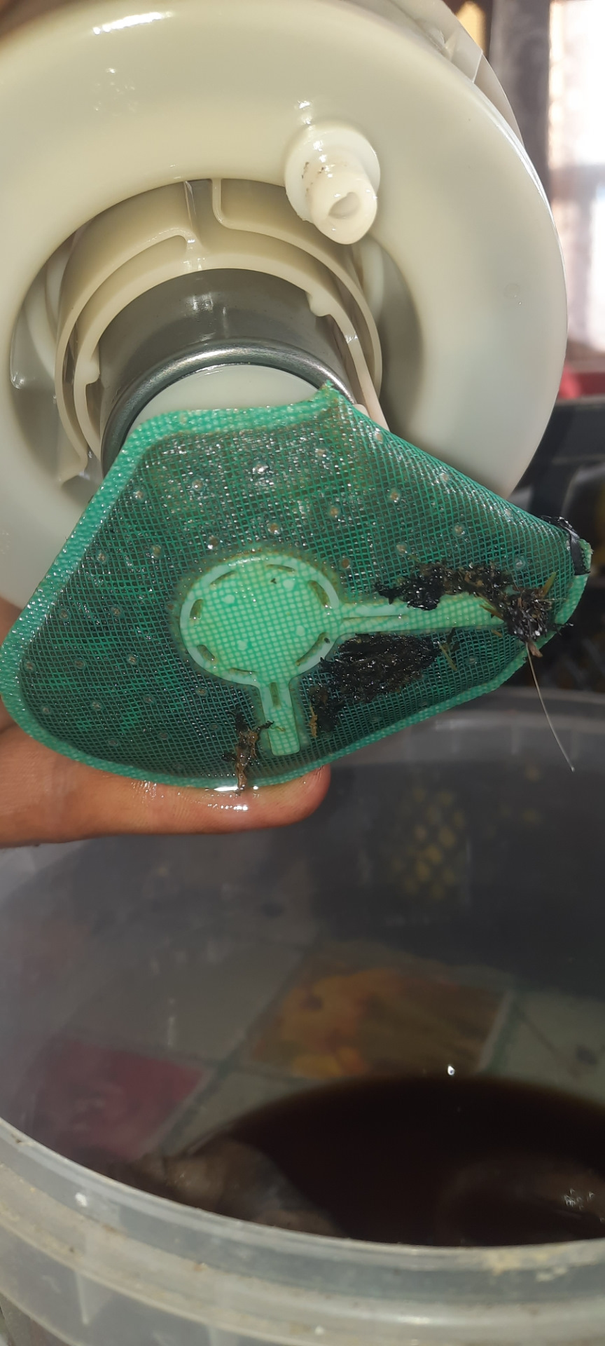 Замена топливного фильтра тонкой очистки — Lada Ларгус, 1,6 л, 2013 ...