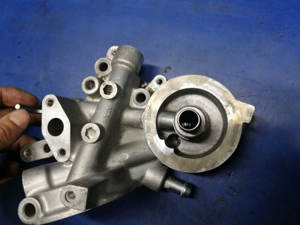 Переходник масляного фильтра 4a ge. Замена кронштейна масляного фильтра. Клапан масляного фильтра 4bg1. Замена кронштейна масляного фильтра. 8 кронштейн масляного фильтра.