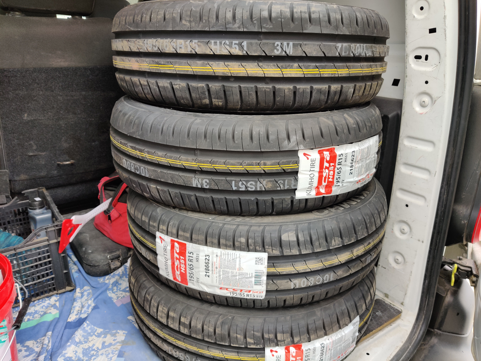 Kumho ecsta ps71 цены. Kumho Ecsta ps71. Kumho Ecsta hs51. 205/60 R16 Kumho kh27 92v. 205/60 R16 Kumho ps71 92v.