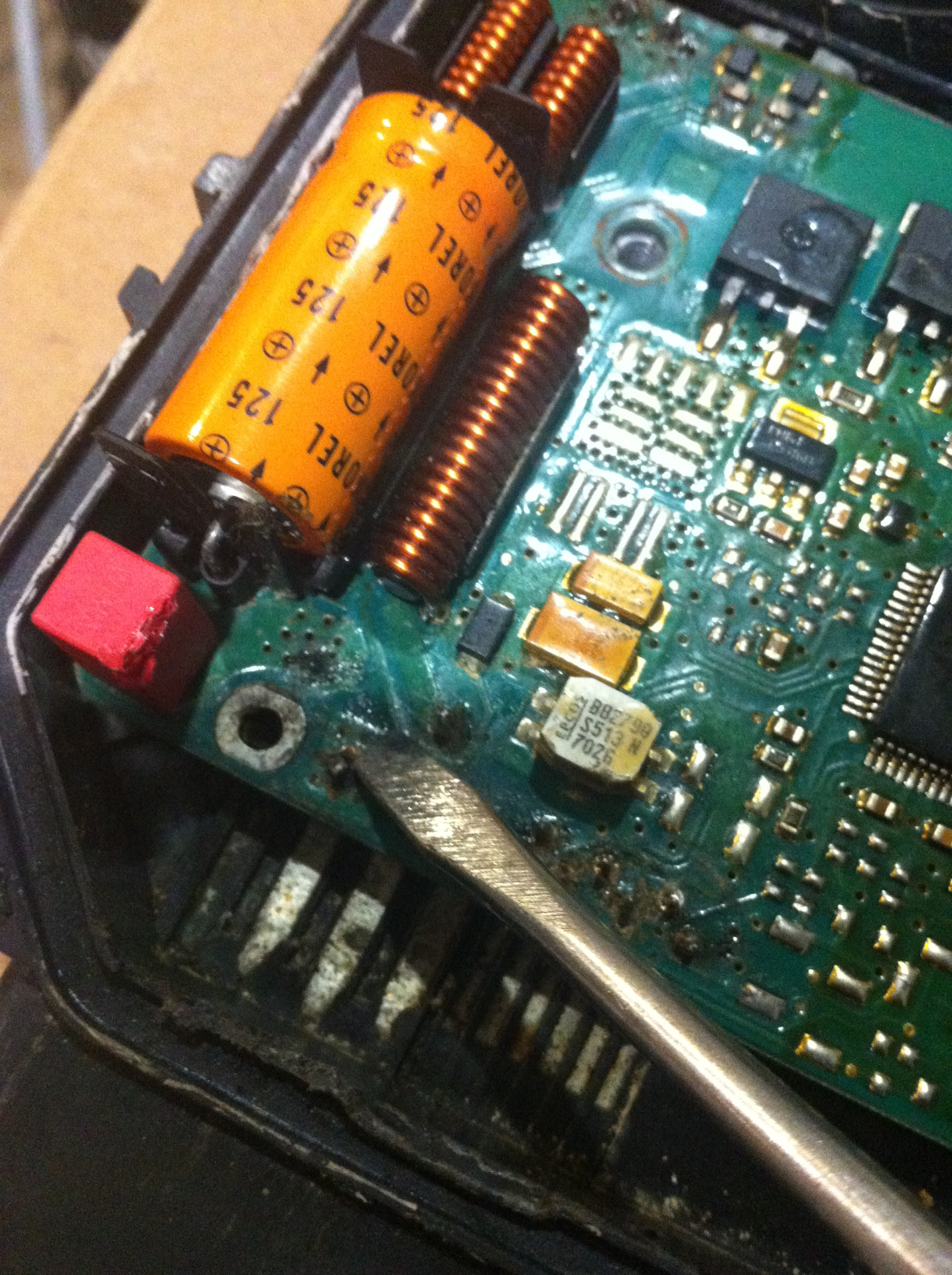 Заменить микросхемы. Плата стеклоочистителя Туарег 3.2.