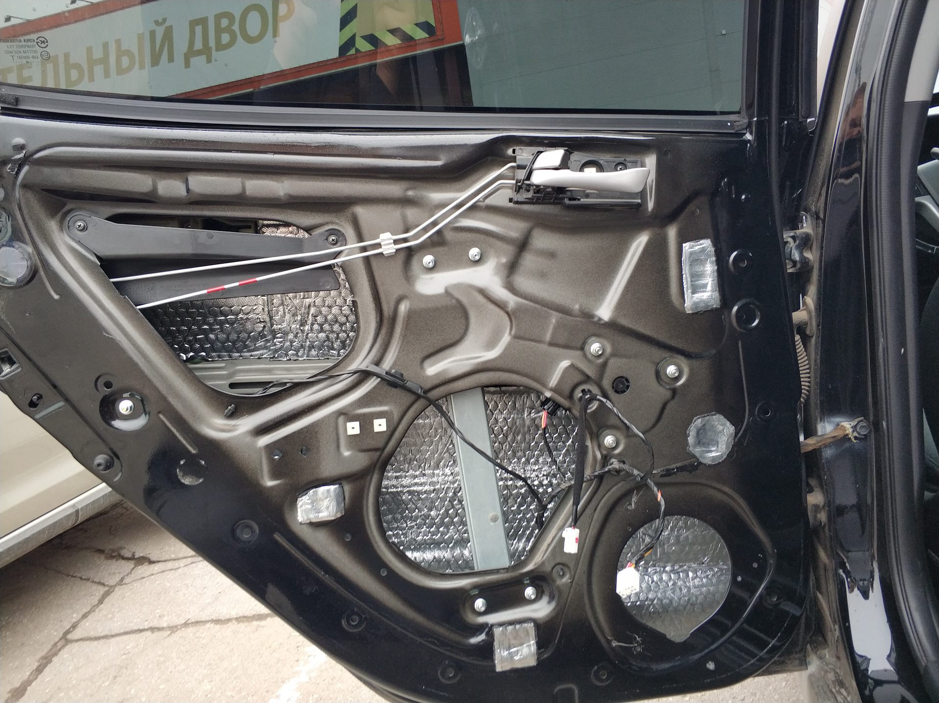 Дверь solaris. Разъем динамика Hyundai Solaris. Динамики в задние двери Солярис 2. Солярис 2014 год задние динамики. Динамики в задние двери Солярис 2014.