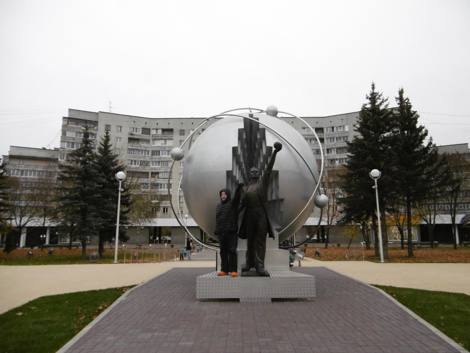 Город обнинск калужской. Памятник первопроходцам атомной энергетики Обнинск. Обнинск памятник первопроходцам. Обнинск памятник атому. Памятники монумент, Обнинск.