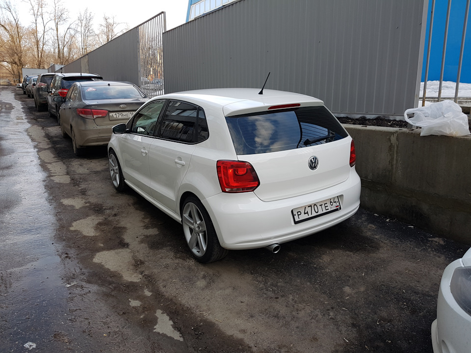 Polo Hatchback красный белые диски ралли