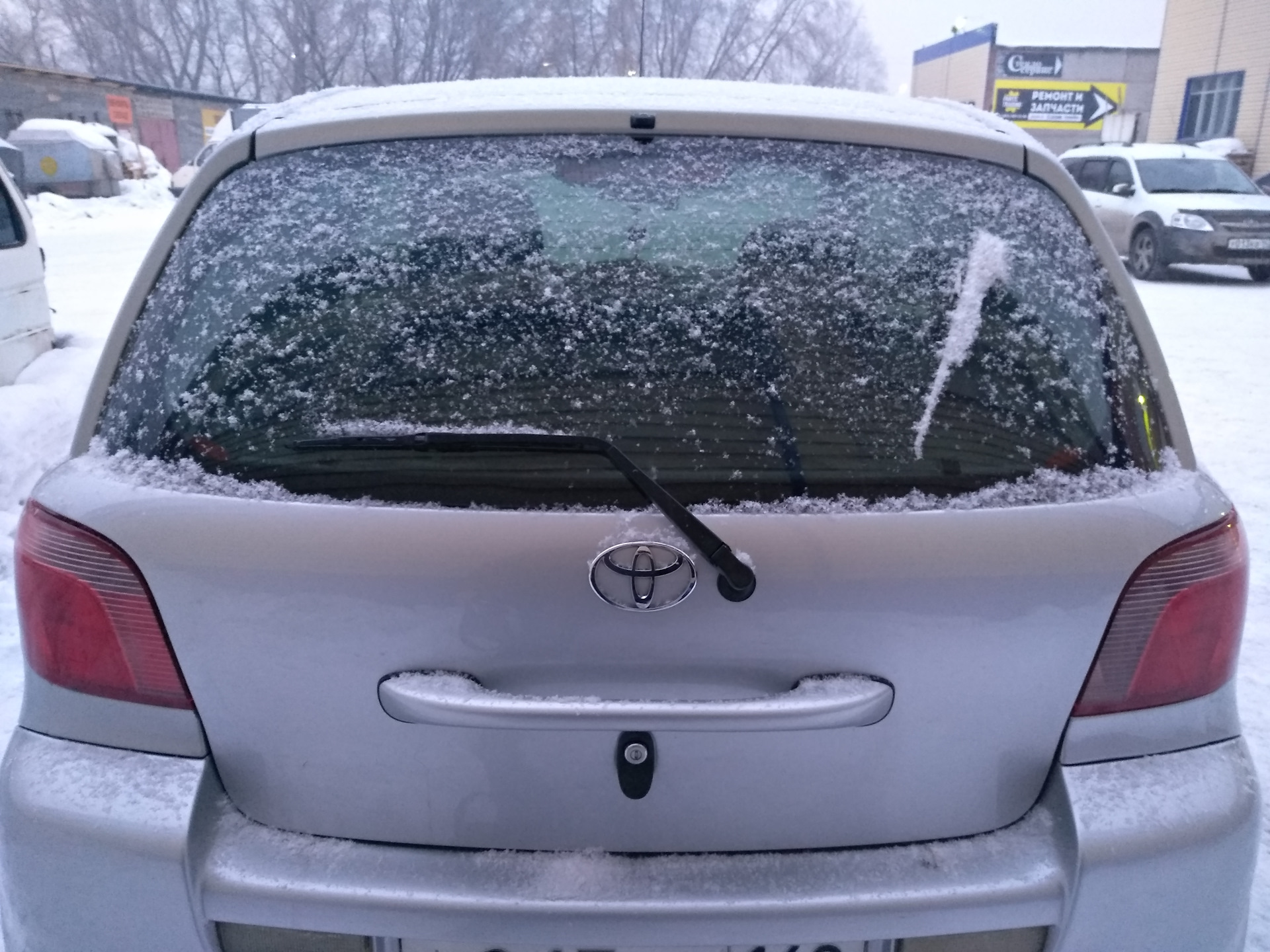 Дворник тойота витц. Тойота Ярис задний дворник. Vitz задний дворник. Витц задним дворником.