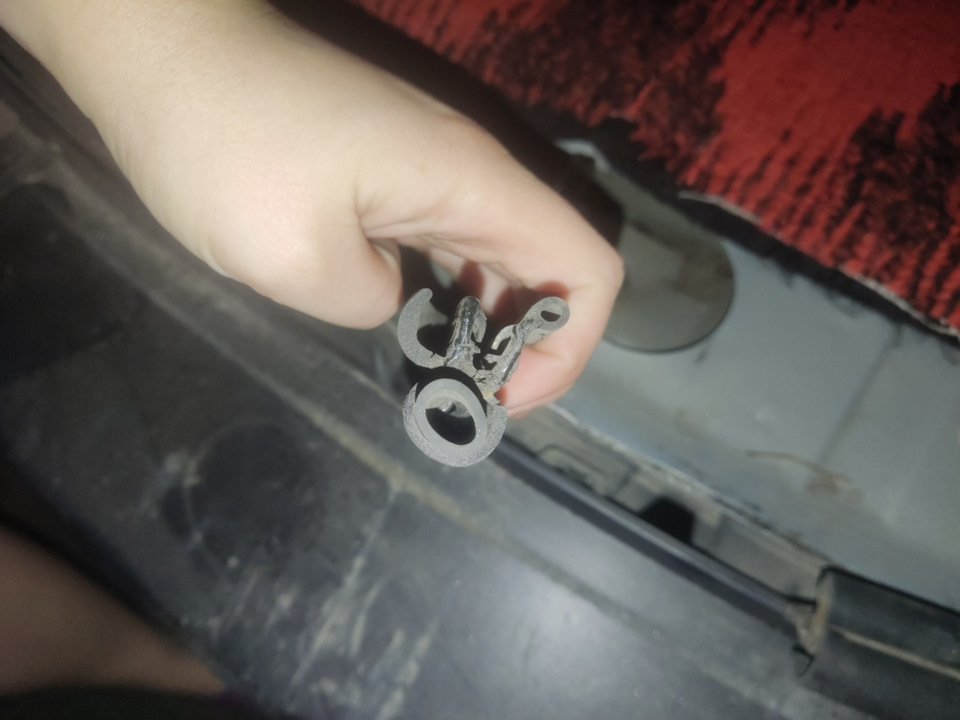 Нужен уплотнитель багажника Меган 2 — Renault Megane II, 1,6 л, 2003 ...