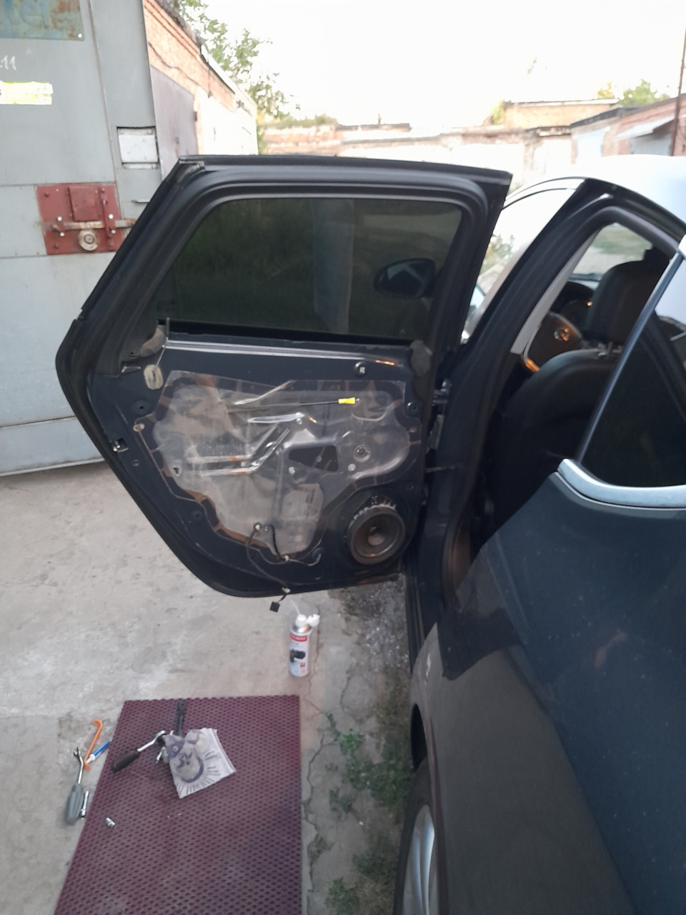 Замена ограничителя задней левой двери. — Opel Astra J, 1,6 л, 2012 ...