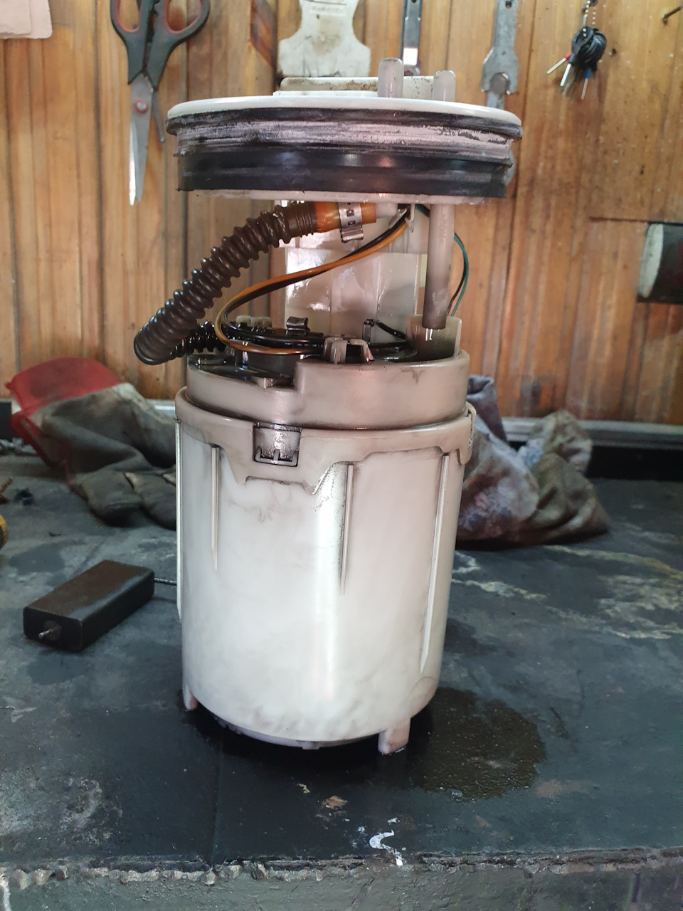 Замена топливного насоса — Volkswagen Polo Hatchback Mk4, 1,4 л, 2002 ...