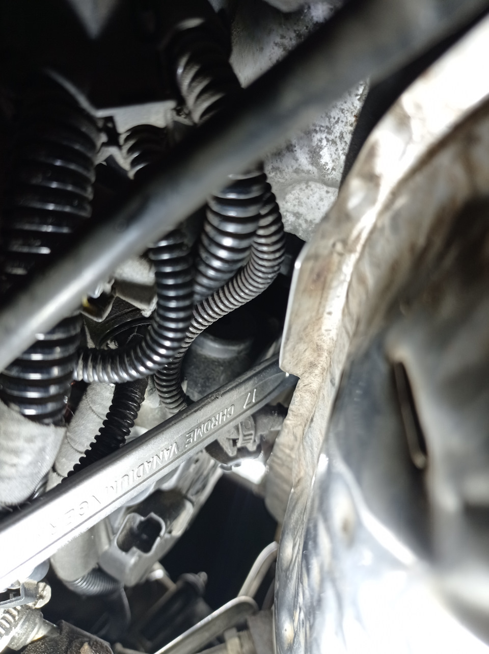 болт генератора 3 (не видно, но он там есть). 4-й не сфотографировал. Немного ослабляешь и генератор вытягивается из посадочных отверстий. — Citroen C5 (2G). Запчасти на фото: CHROME