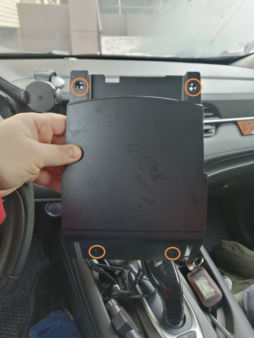 Откручиваем 4 мелких самореза и подеваем накладку для демонтажа. — Haval F7 (1G)