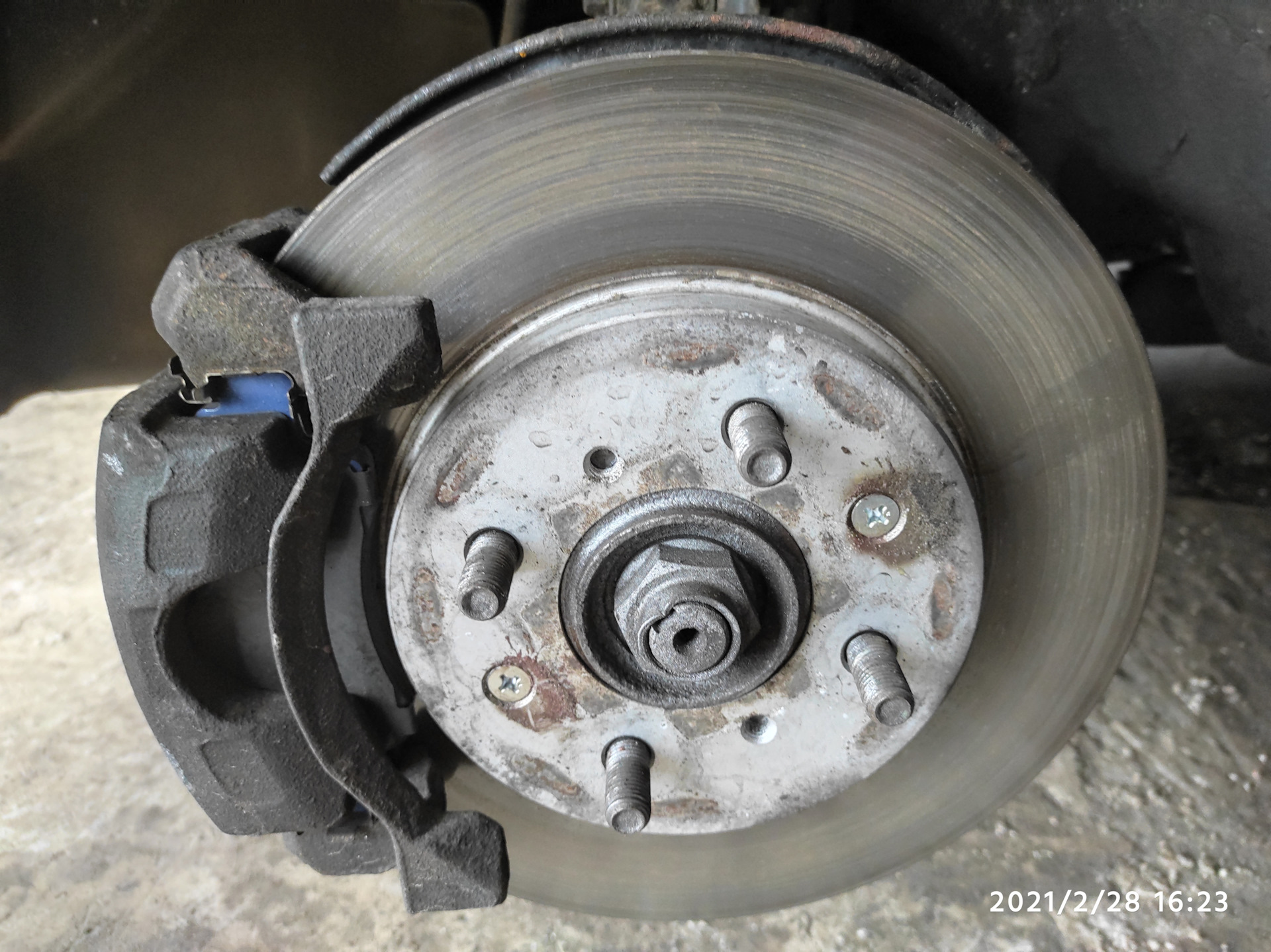 # Ревизия суппорта — Honda Jazz (1G), 1,3 л, 2006 года | своими руками ...