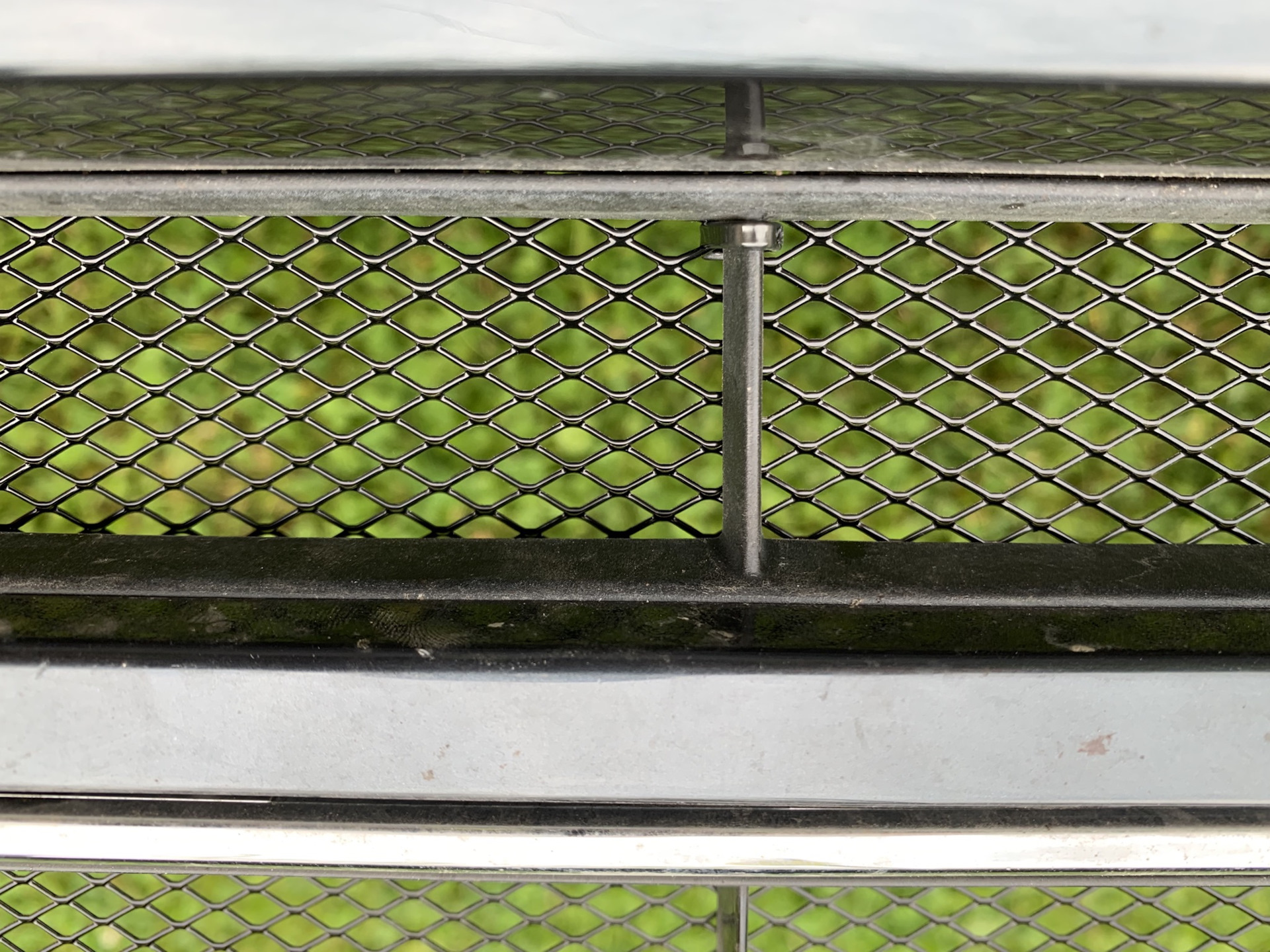 Сетчатая функция. Защитная сетка радиатора Киа Оптима 2019. Защитная сетка на радиаторную решетку Приус 30. Защитная сетка радиатора МАЗ. Сетка на радиатор от насекомых.