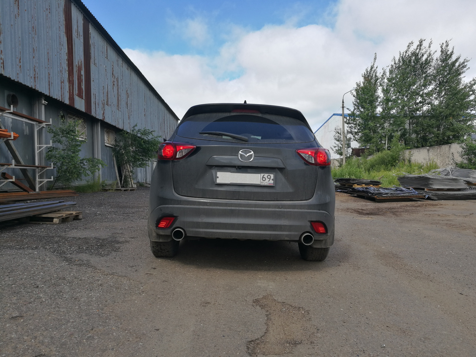 Сколько задних. Mazda CX 5 задние туманки. Мазда сх5 2021 задний ПТФ. CX-5 С прицепом. Задние противотуманки Mazda CX 5 видео.