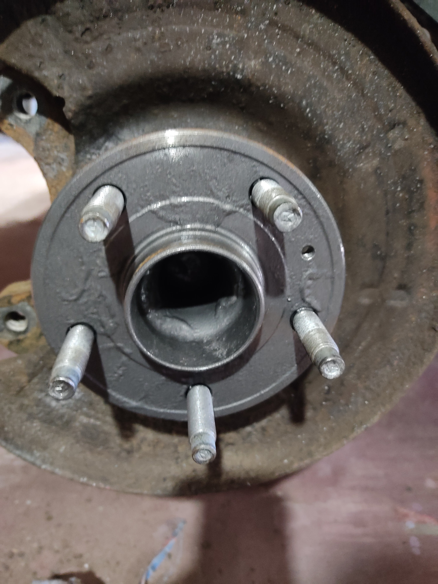 Задние тормозные диски и колодки — Opel Astra J, 1,6 л, 2010 года ...
