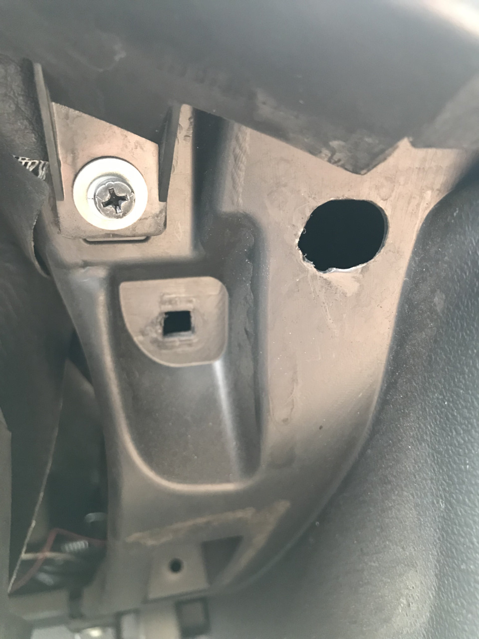 #36. Фиксаторы крышки блока предохранителей. — Lada Приора хэтчбек, 1,6 ...