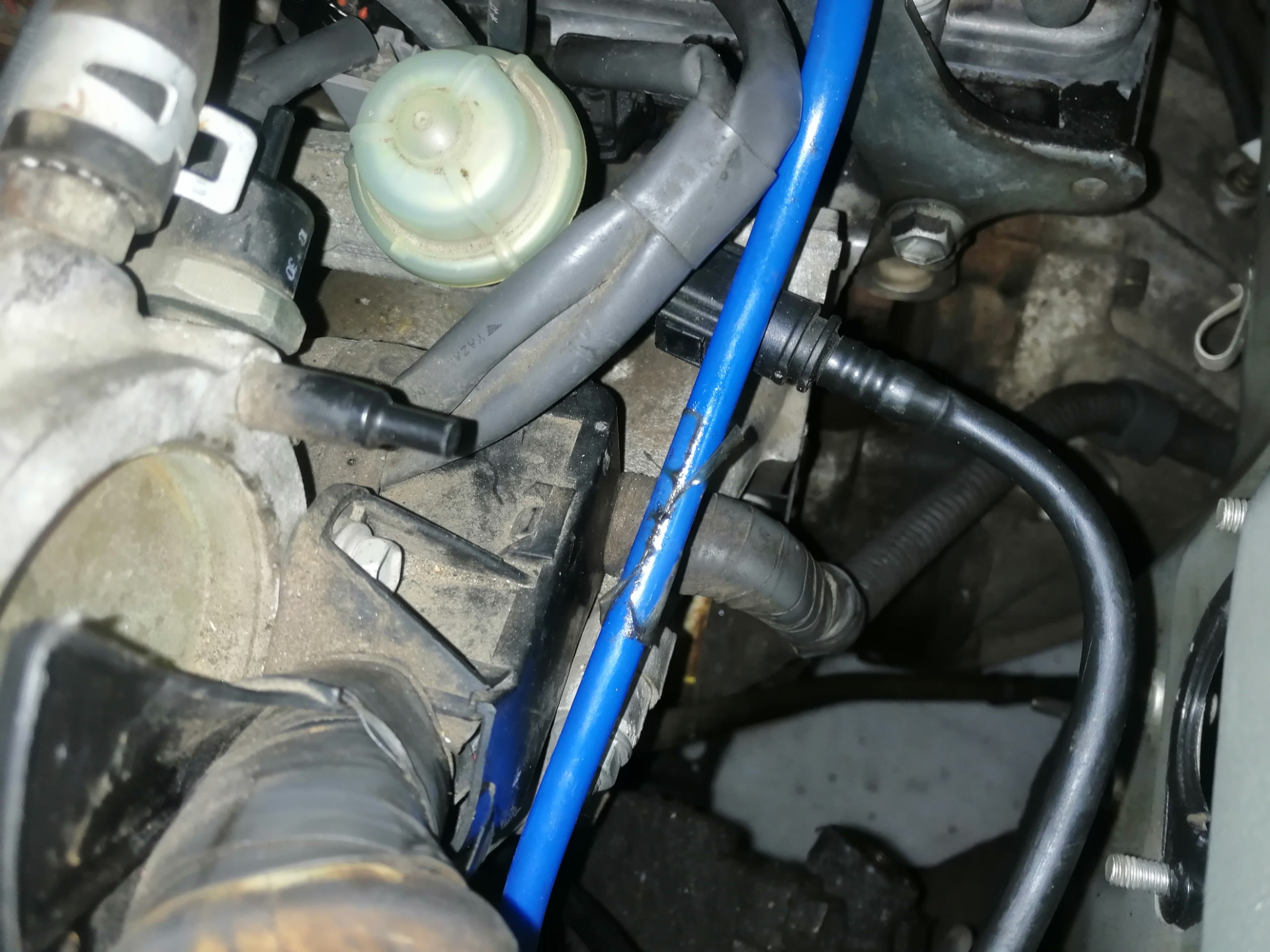 Штуцер прокачки сцепления т5. Прокачной штуцер сцепления лачетти. Штуцер прокачки сцепления гранд витара. Где находится штуцер. 3 sge штуцер маслофильтра.