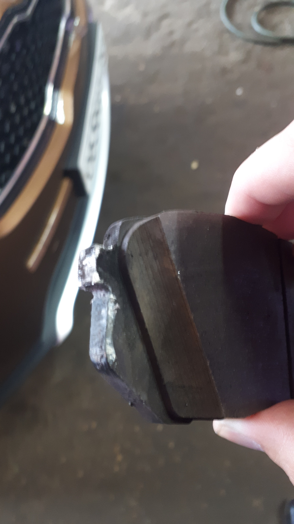 Стук при нажатии на тормоз. Виноваты колодки! — KIA Sportage (4G), 2 л ...