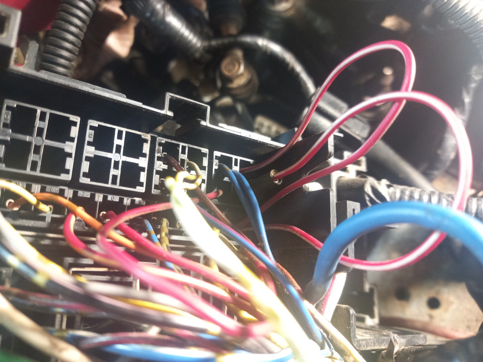 Четыре пина в верхнем правом углу — Mitsubishi Lancer IX