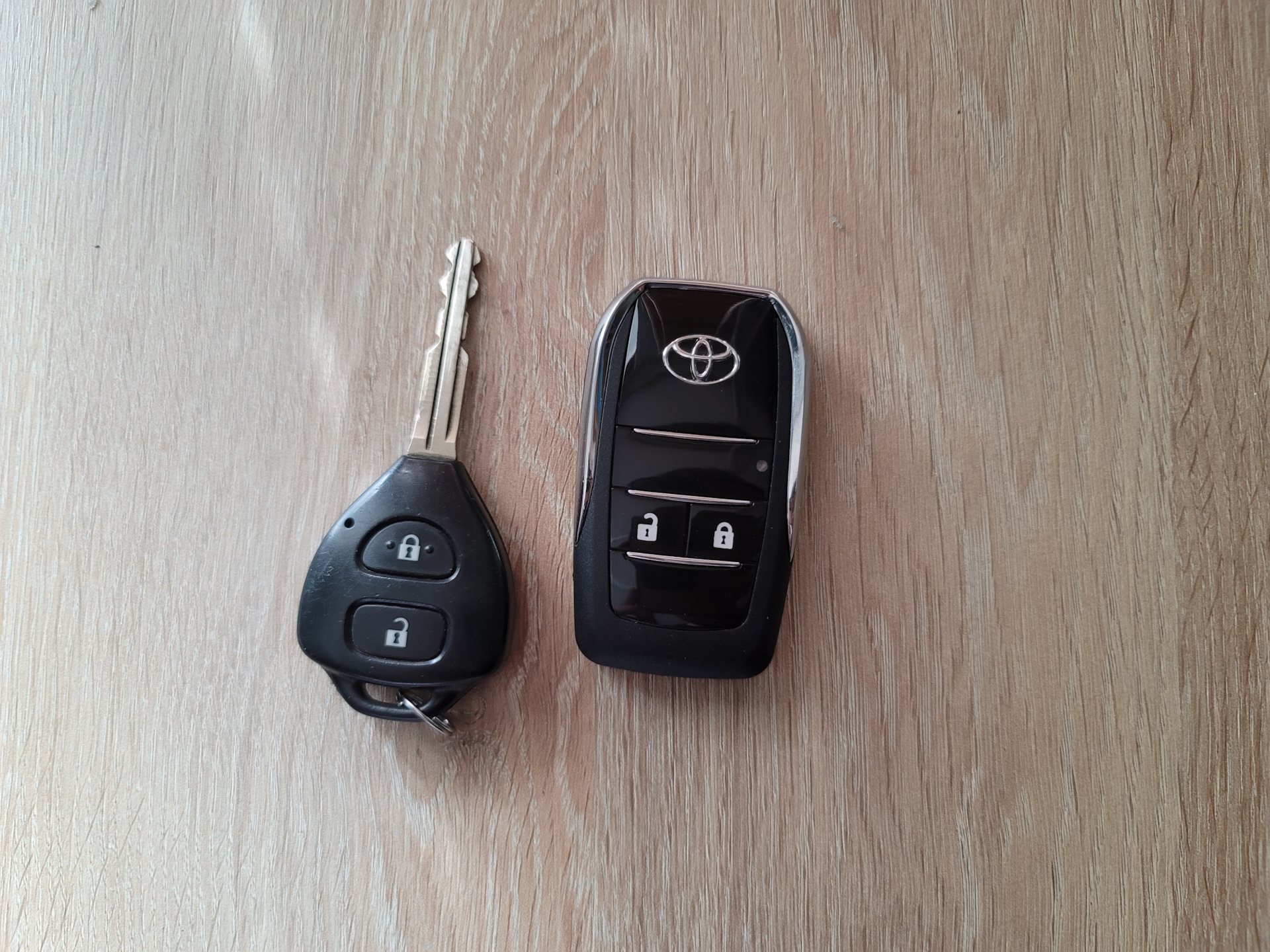 Ключ тойота рав. Выкидной ключ Тойота рав 4. Выкидной ключ на Тойота рав 4 2015. Ключи от Toyota rav4 III.. Выкидной ключ Тойота Королла.