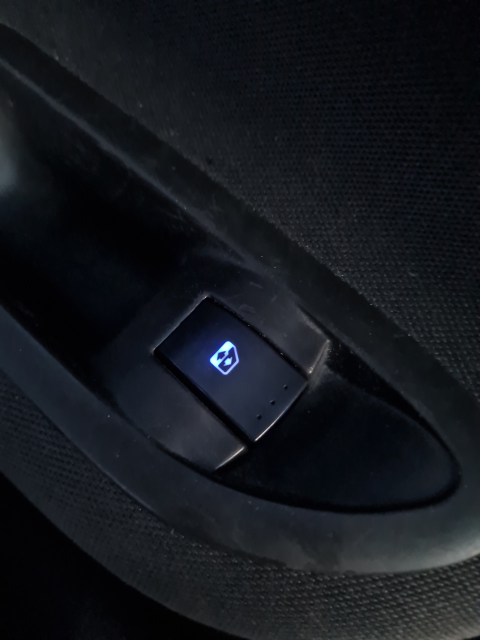 Замена лампочек в кнопках стеклоподьемника. — Renault Laguna II, 1,6 л ...