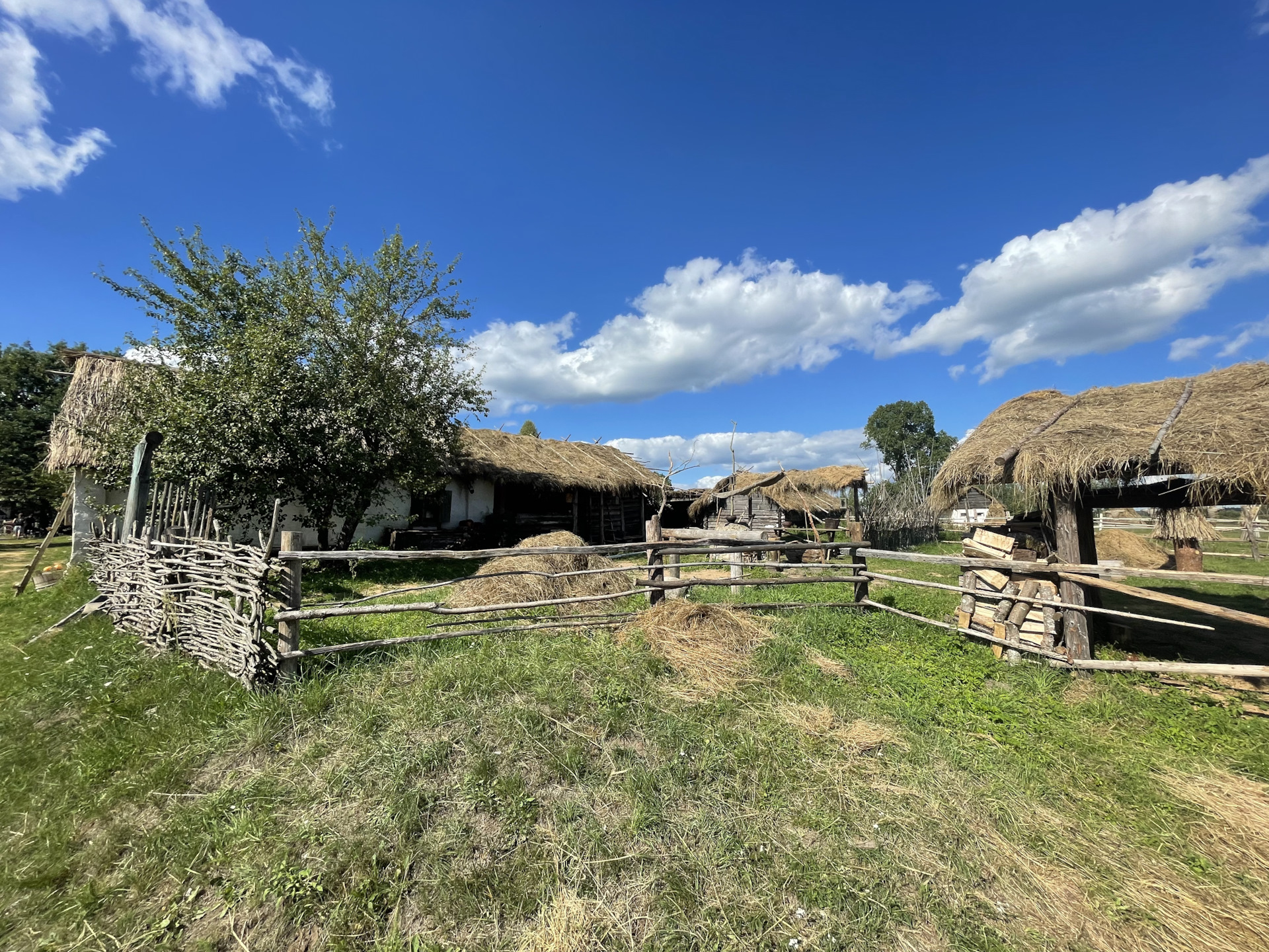 где снимали холоп 2 в санкт петербурге. лосковское псковская область. кино деревня холоп. холоп деревня псковская область. где снимали холоп 2 в санкт петербурге.
