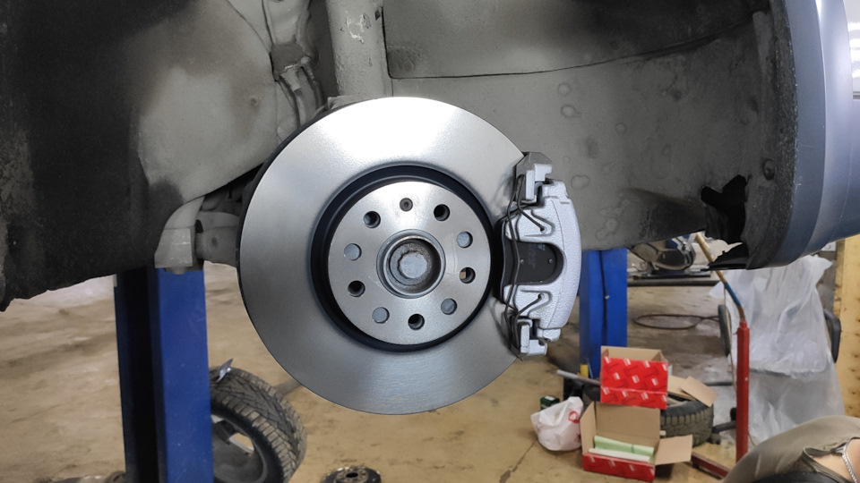 16. Передние тормоза 312 мм. Дребезг топливных трубок — Skoda Octavia ...