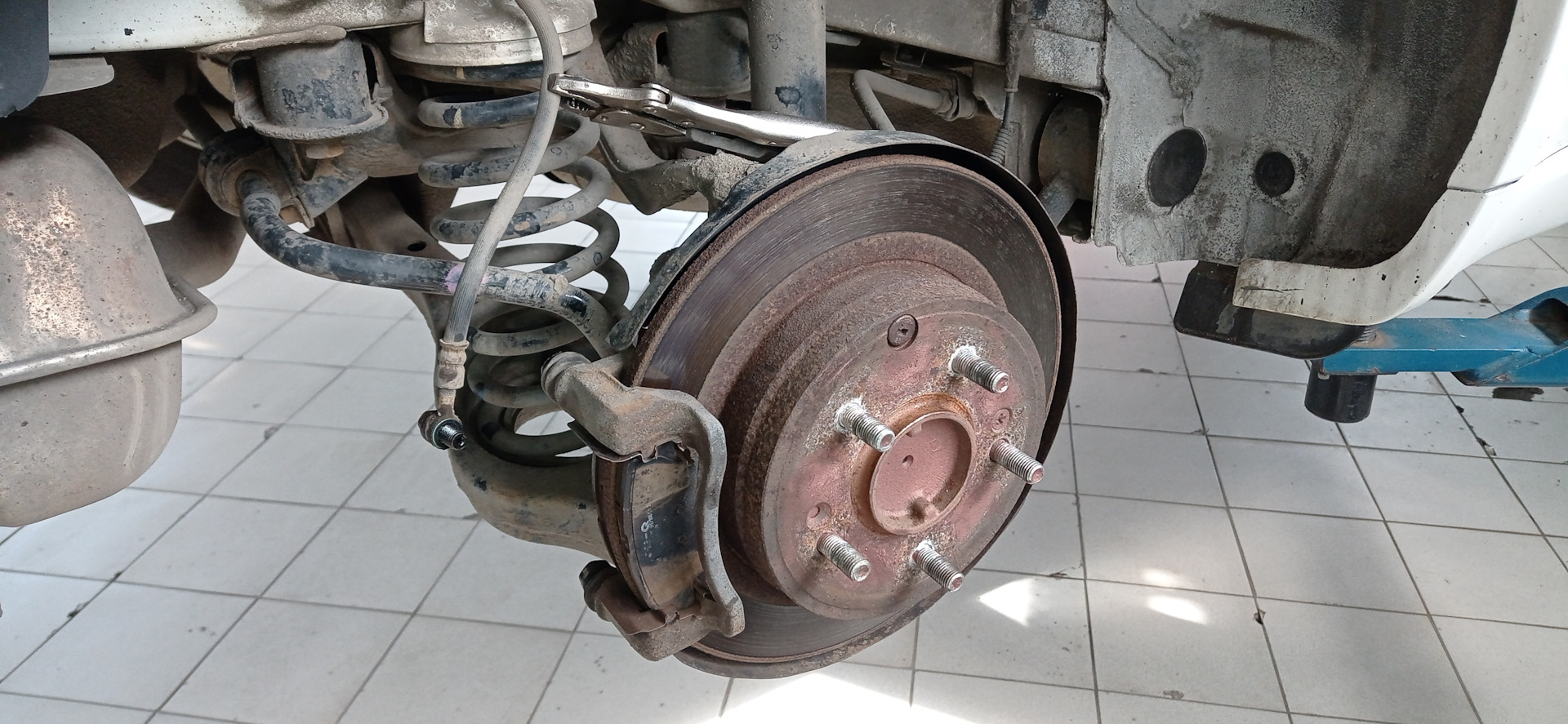 Заклинивание поршня заднего правого суппорта — Hyundai Sonata V (NF), 2 ...