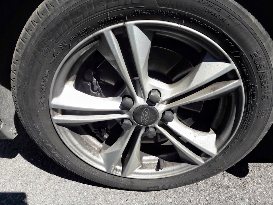 Надеюсь, что избавлюсь теперь от этой чёрной каки, а то по два раза на неделе приходится на самомойку заезжать ) — Ford Focus Hatchback III