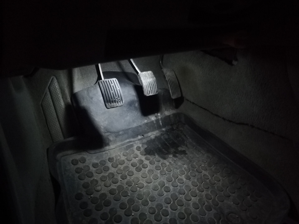 Лампочки в подсветку бардачка, педалей и багажника — DRIVE2