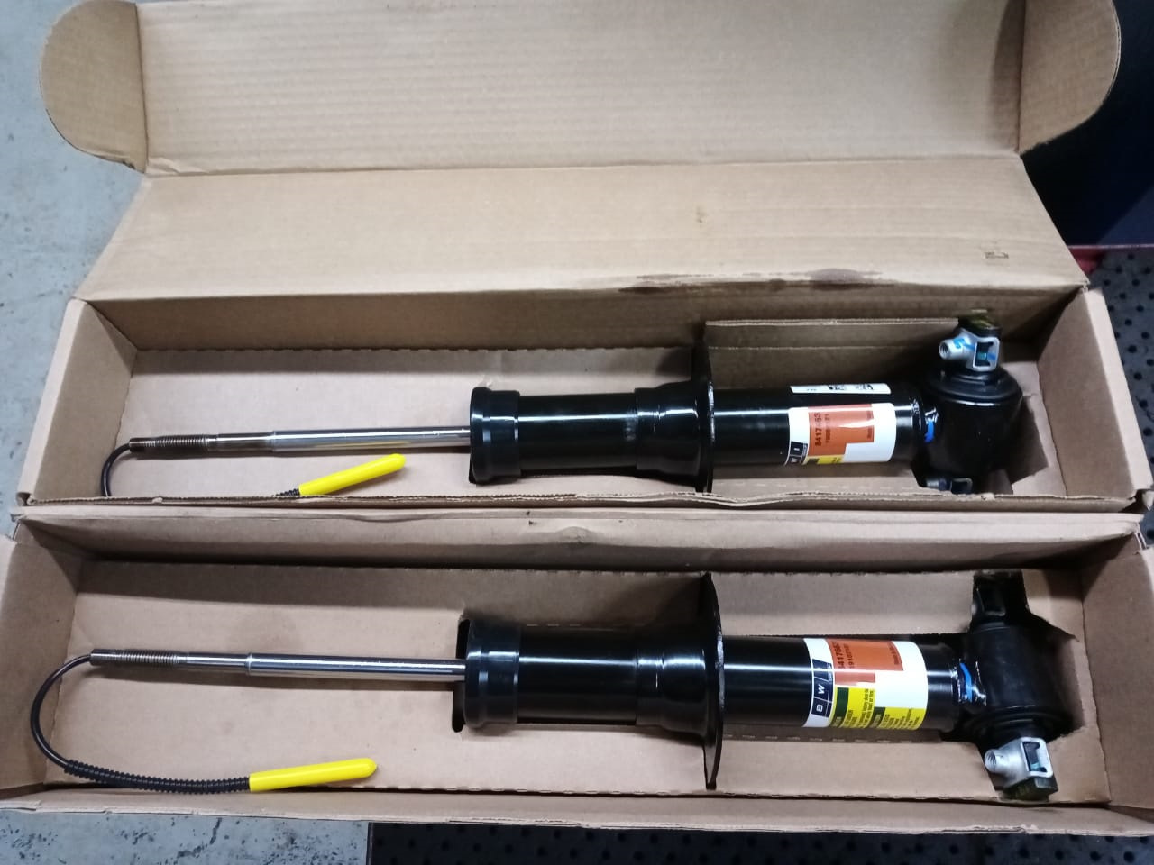 амортизаторы тахо бильштайн. амортизаторы тахо. передний амортизатор cadillac escalade 900. задние пневмоамортизаторы bilstein кадиллак эскалейд 3. задний амортизатор шевроле тахо.