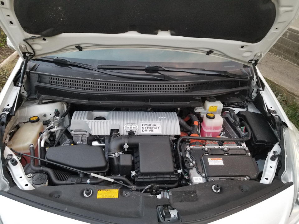 Установка газлифтов капота — Toyota Prius V, 1,8 л, 2012 года | тюнинг ...