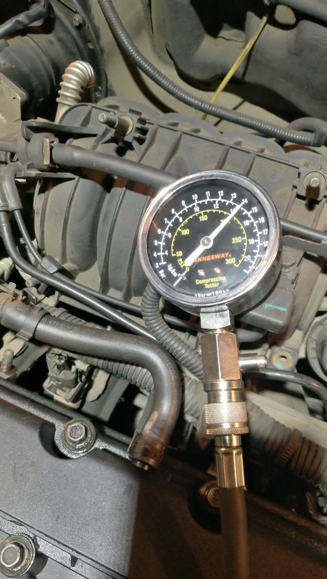 нормальная компрессия бензинового двигателя в20в. компрессия в двигателе змз 406. компрессия 2нз в цилиндрах. померить компрессию двигателя дизельного двигателя д240. замер компрессии.