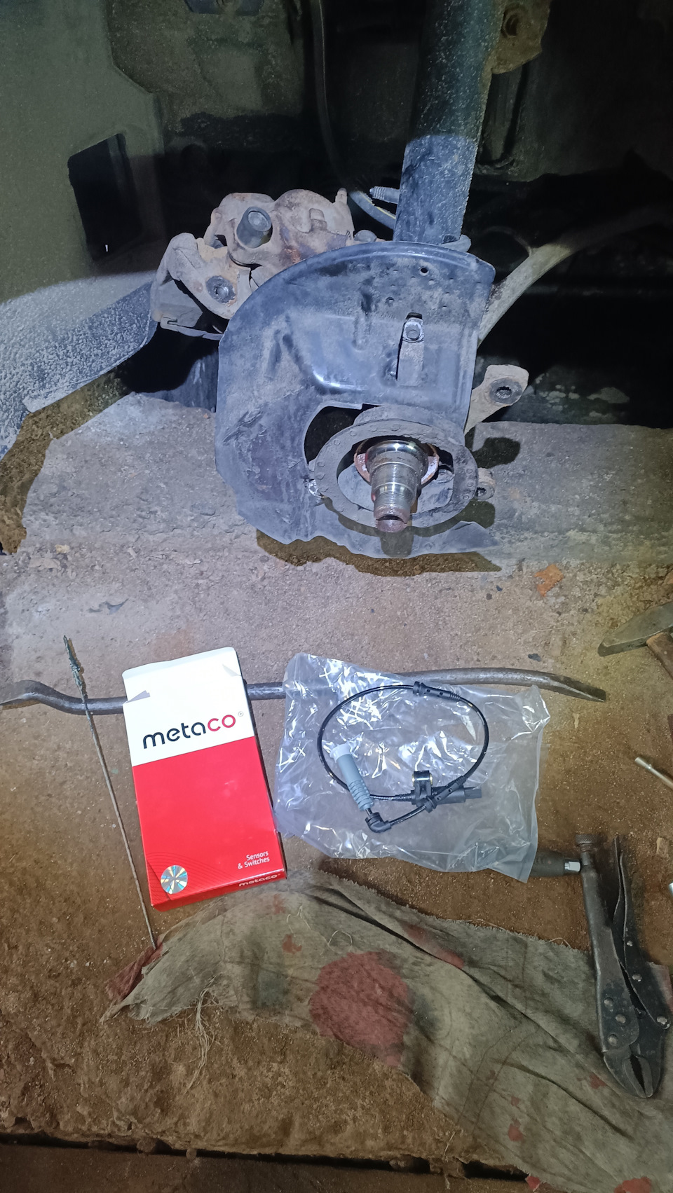 Замена датчика абс — BMW 3 series (E46), 2 л, 2000 года | своими руками ...
