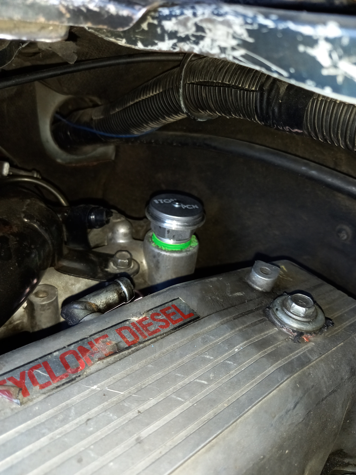 Замена редукционного (сбросного) клапана. — Mitsubishi Delica (P35W), 2 ...