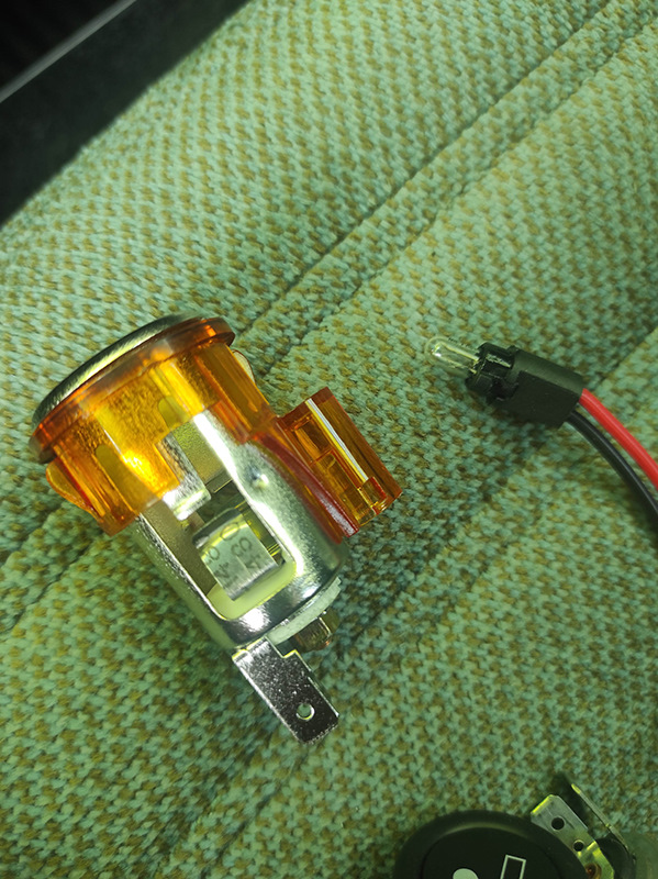 Подсветка прикуривателя лансер 10. Кольцо подсветки прикуривателя. Горит лампочка прикуривателя. Лампа подсветки прикуривателя 1118. Лампа прикуривателя гольф 4.
