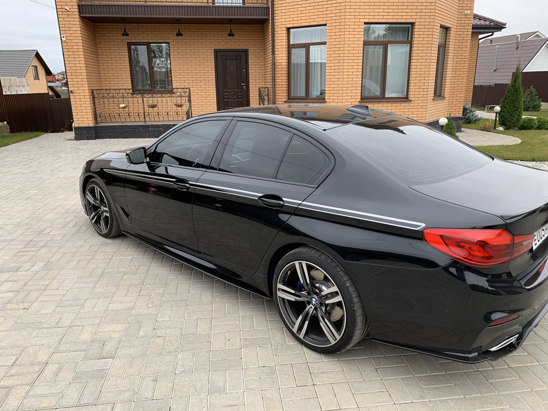 Bmw g30. БМВ g30 черная тонированная. Kuture sl558 БМВ g30. BMW g30 Black Bounce. BMW 5 Series 2021 Black.