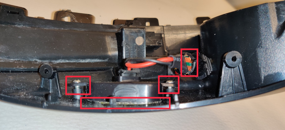 Места плохого прилегания деталей и незаизолированных контактов отмечены красным. — Volkswagen Tiguan (1G)