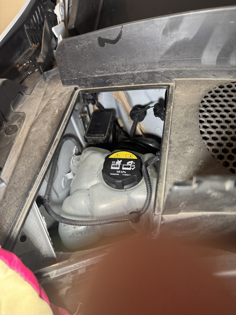 блок на своем месте — Volvo XC90 (2G). Запчасти на фото: 31368311