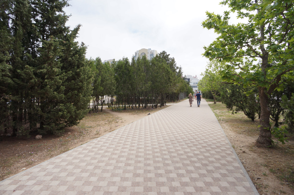 Тротуар вдоль Парка Победы — Lada Vesta SW (1G)