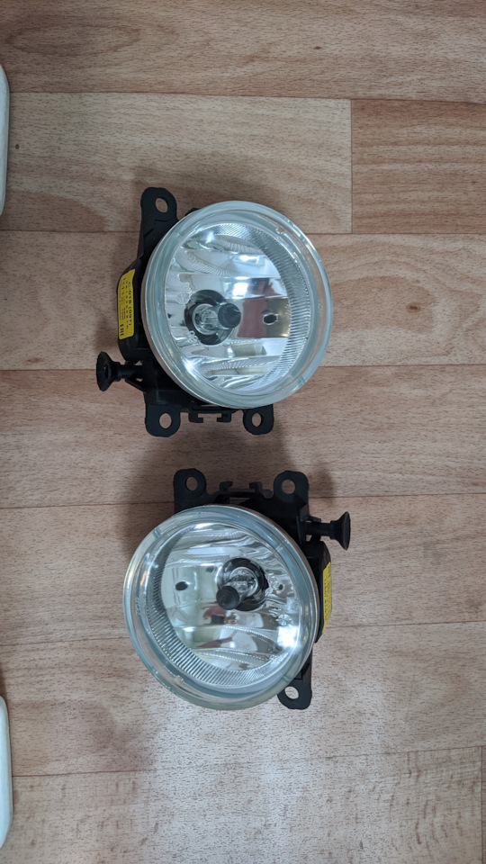 Противотуманные фары на Renault Logan (2G), Renault Sandero Stepway (2G ...