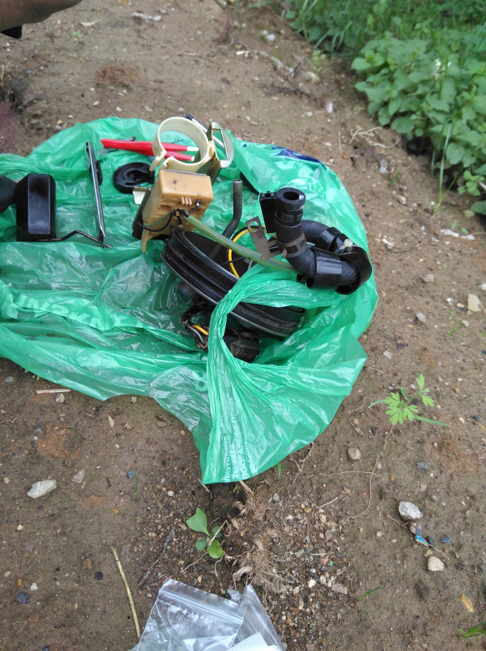 Замена фильтра топливного насоса — Hyundai Lantra II, 1,8 л, 1997 года ...