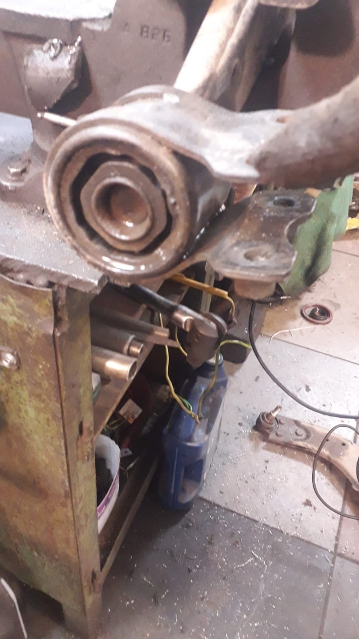 Задний сайлентблок рычага, шаровая, задние стабилизаторы — Ford Focus ...