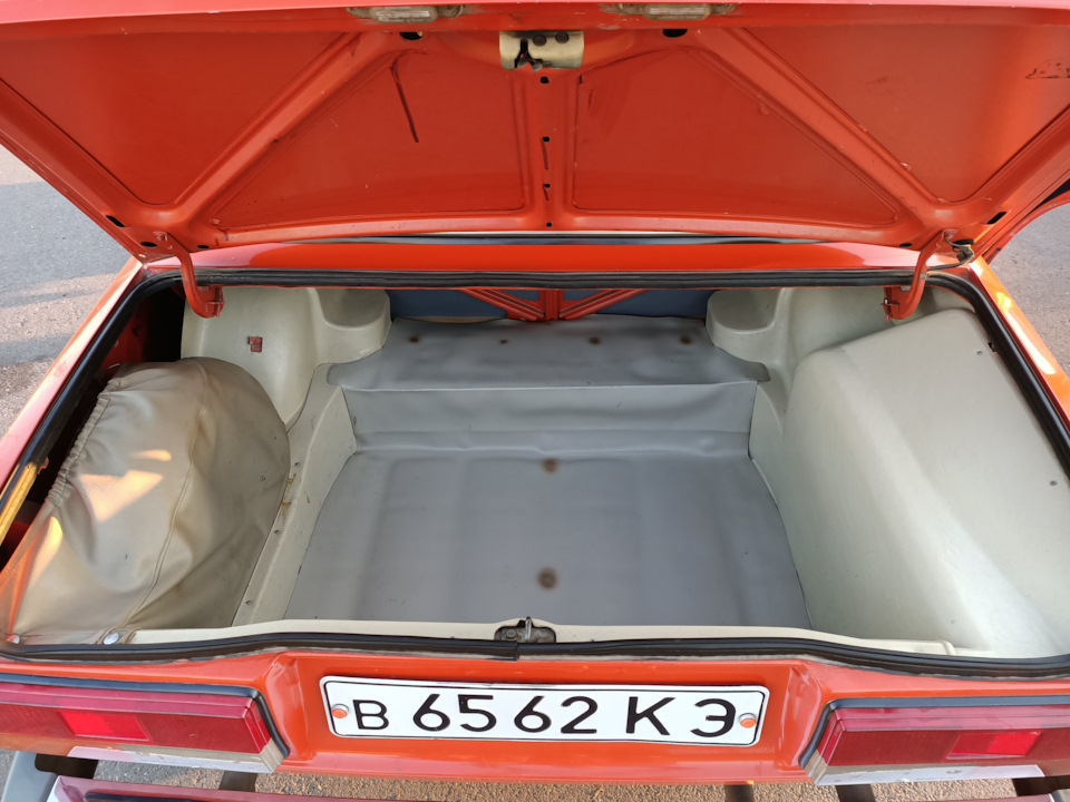 Подкапотное пространство и багажное отделение. — Lada 2107, 1,5 л, 1983 ...