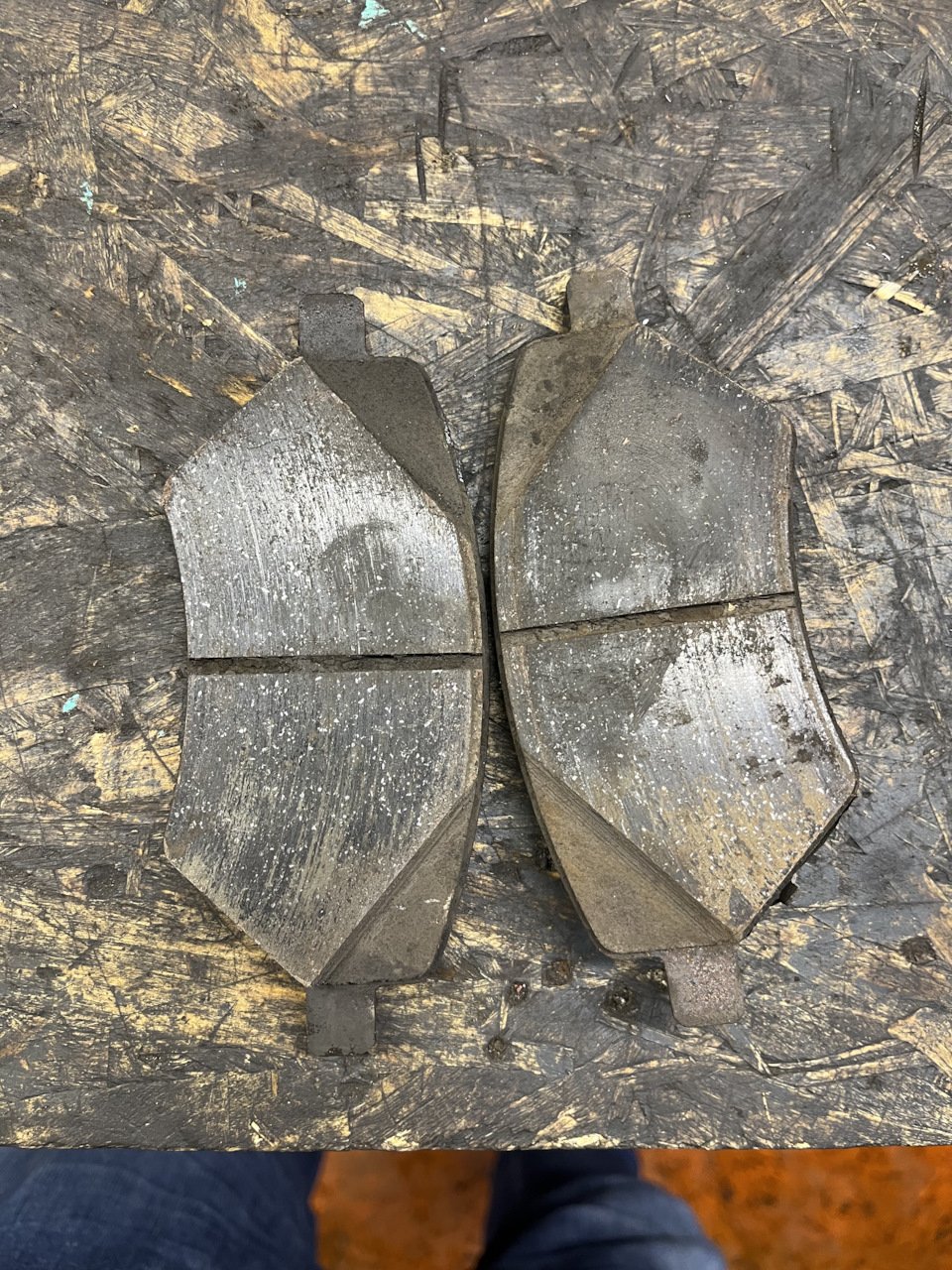 Левые колодки с другого ракурса — Chery Tiggo 8 Pro