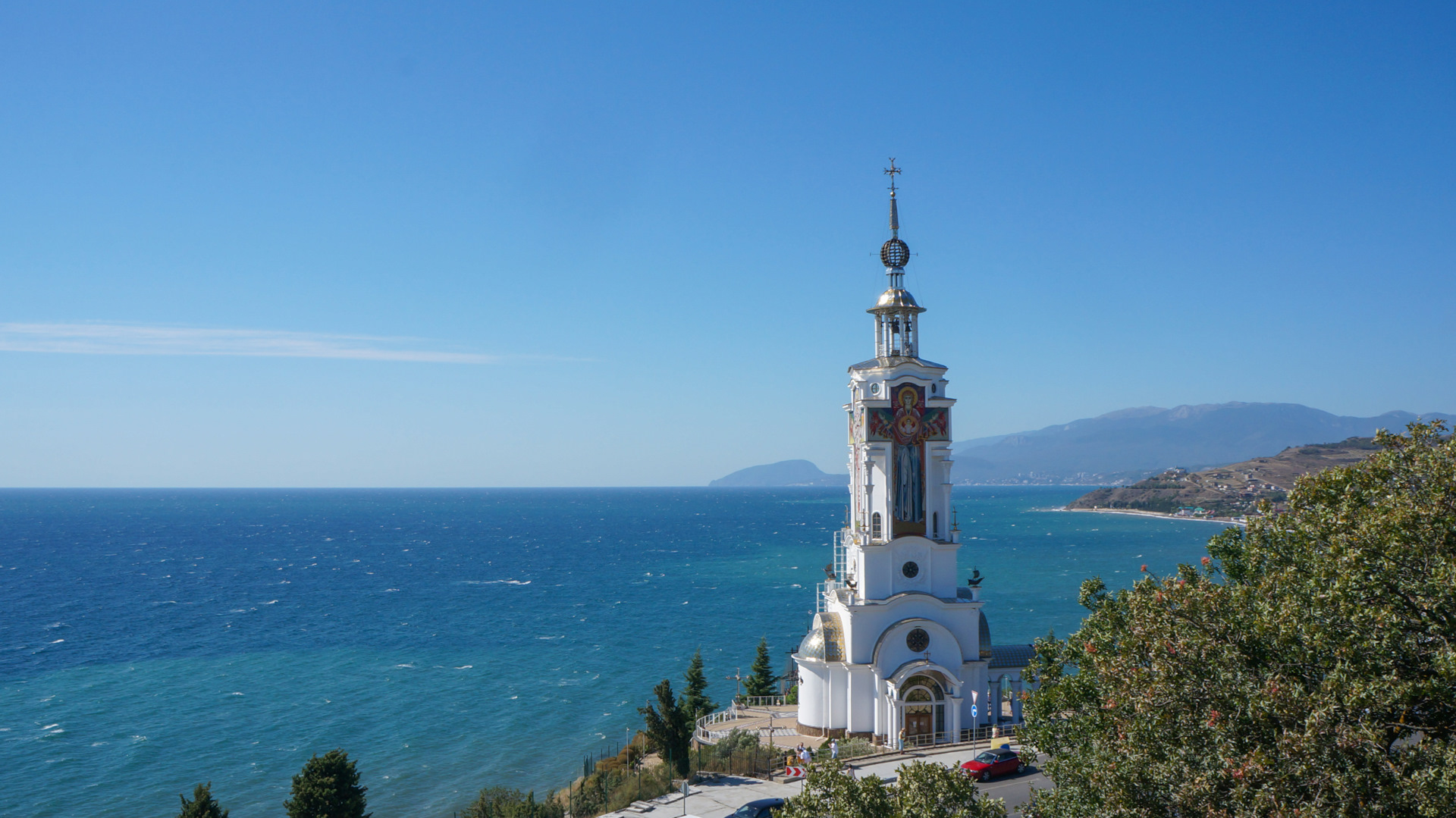 Второй крым. Храм Маяк в Крыму вид с моря. Храм Маяк Рыбачье Крым вид с моря. Малореченское вид с моря. Обои для рабочего стола Малореченское.