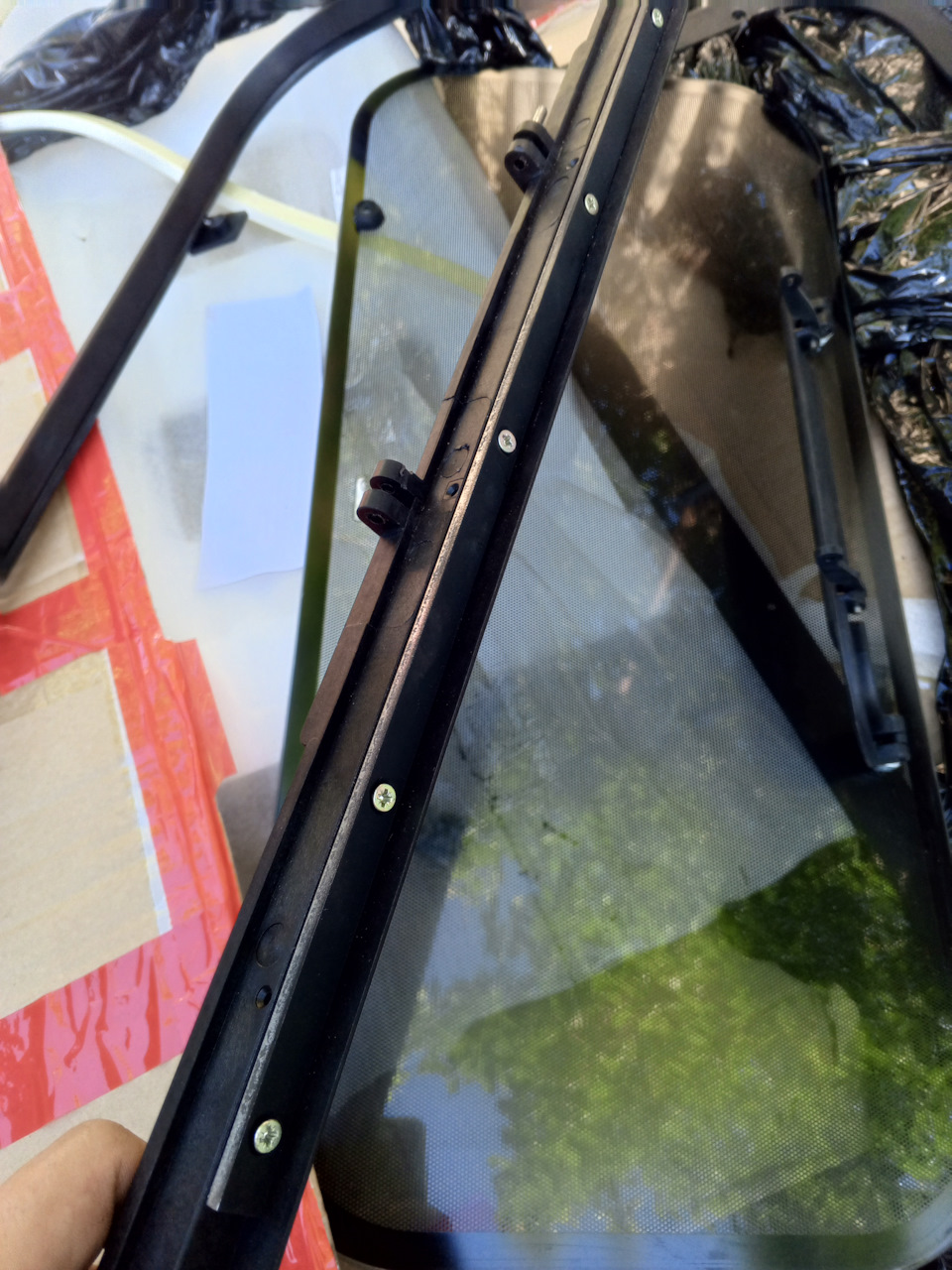 Эту планку я тоже открутил, хотя не надо было.люк и с ней заходит. — Lada 2120 Надежда