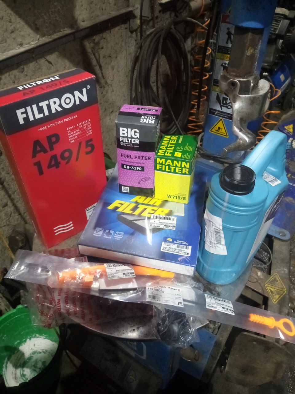 Слева направо. Фильтр воздушный, топливный, масляный. Внизу салонный угольный — Skoda Octavia Combi A4 Mk1. Запчасти на фото: GB3190, W7195, 115100005