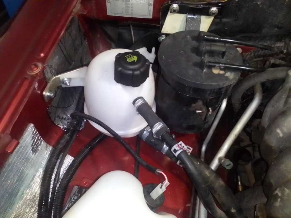 Бачок на месте — Chevrolet Niva GLX