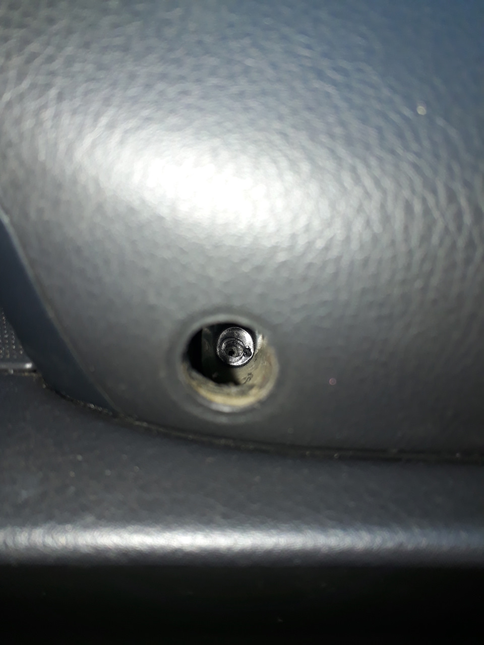 Очень трудно вкрутить винт туда — Audi A6 (C6)