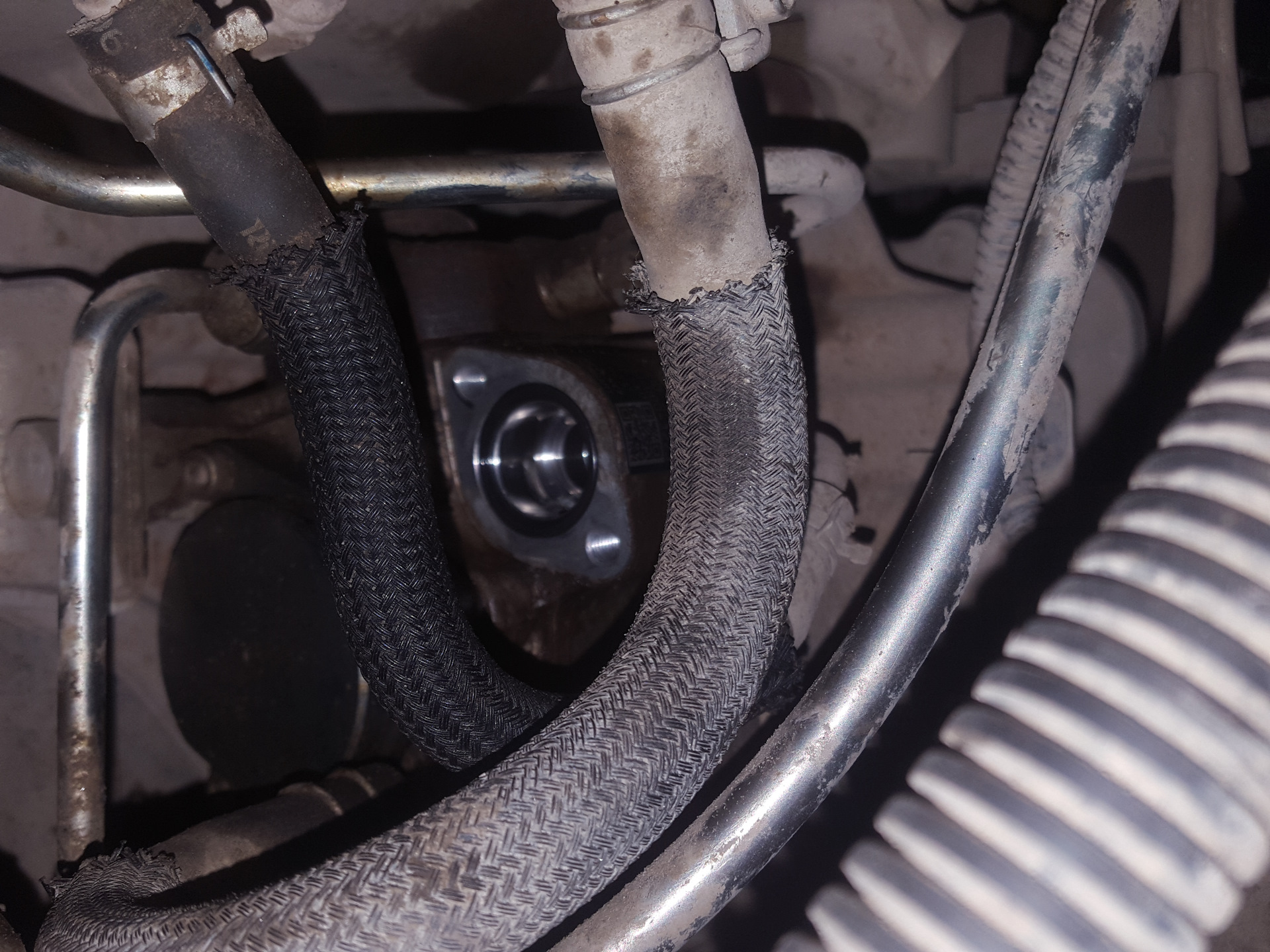 чистка датчика расхода воздуха и датчика давления топлива — Nissan ...